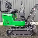 Chargeurplus: Vue latérale rapprochée du poste de conduite, mettant en évidence le siège suspendu, les commandes hydrauliques ergonomiques et le châssis compact sur chenilles.