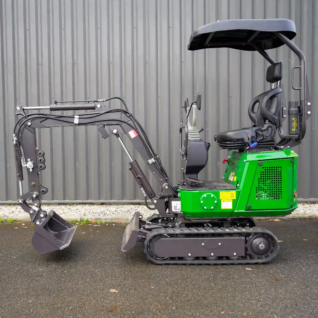 Chargeurplus: Vue latérale complète de la mini-pelle compacte sur chenilles, dotée d’un bras hydraulique articulé avec godet de terrassement, d’une lame de nivellement avant et d’un poste de conduite ouvert avec toit de protection.