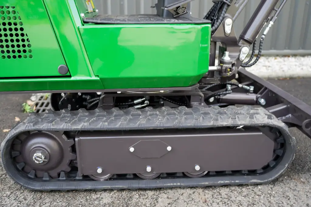 Chargeurplus: Gros plan sur le train de chenilles en caoutchouc renforcé, conçu pour offrir une excellente stabilité, une traction optimale et une grande maniabilité sur différents types de surfaces.