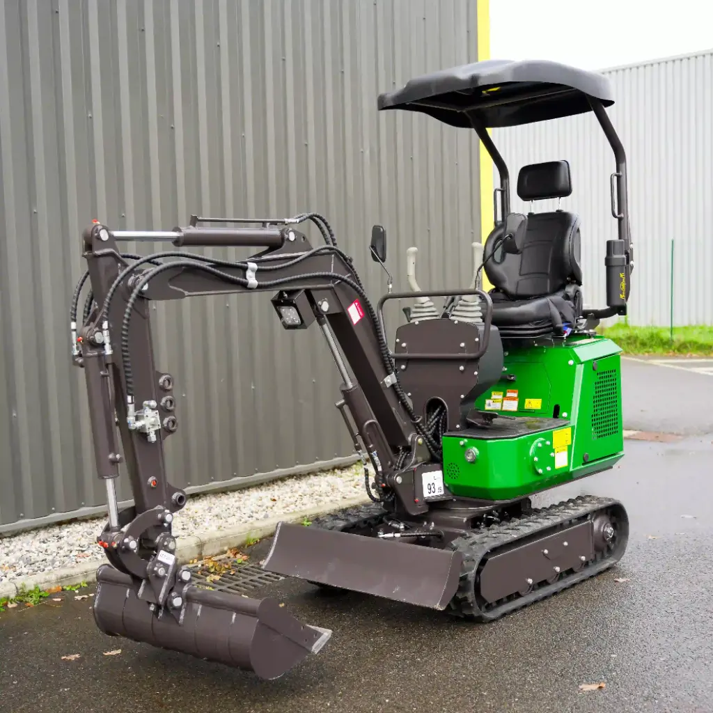 Chargeurplus: Vue de trois quarts avant de la mini-pelle compacte sur chenilles, équipée d’un bras hydraulique articulé avec godet de terrassement, d’une lame de nivellement et d’un poste de conduite ouvert avec toit de protection.