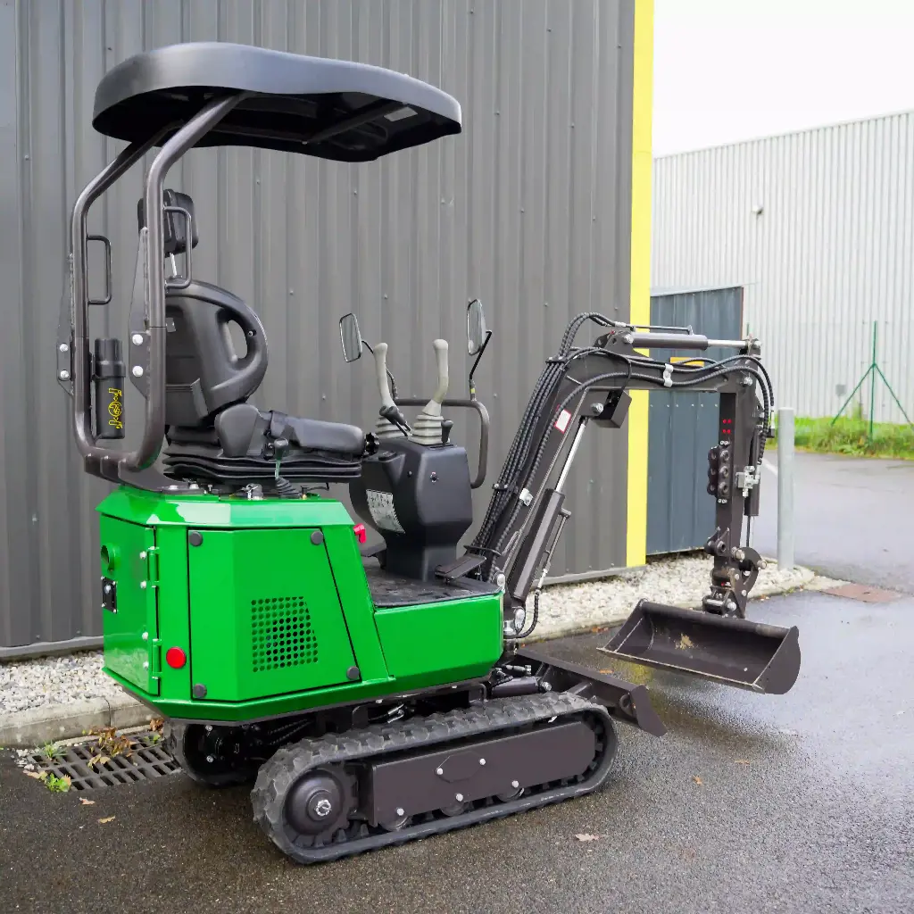 Chargeurplus vous présente une mini-pelle sur chenilles photographiée de trois quarts avant droit, mettant en valeur simultanément la carrosserie verte, le poste de conduite et le bras hydraulique avec son godet.