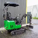 Chargeurplus vous présente une mini-pelle sur chenilles photographiée de trois quarts avant droit, mettant en valeur simultanément la carrosserie verte, le poste de conduite et le bras hydraulique avec son godet.
