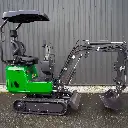Chargeurplus vous présente la mini-pelle CP09 photographiée de profil gauche, offrant une vue complète du bras hydraulique articulé avec ses vérins, le godet, …Chargeurplus vous présente la mini-pelle CP09 photographiée de profil gauche, offrant une vue complète du bras hydraulique articulé avec ses vérins, le godet, la carrosserie verte, le siège avec accoudoirs et l'auvent de protection, devant un bardage métallique gris.