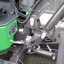 Chargeurplus: Gros plan sur l’articulation du bras hydraulique, mettant en valeur les axes renforcés, les vérins de levage et le réseau de flexibles assurant puissance, précision et fiabilité des mouvements.