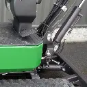 Chargeurplus vous présente un gros plan sur la zone de liaison entre la plateforme antidérapante, la pédale de commande au pied et la base du bras hydraulique de la CP09, révélant le détail des vérins, flexibles hydrauliques et rotules de liaison.