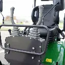 Chargeurplus: Vue rapprochée du poste de conduite avec siège ergonomique, doubles commandes hydrauliques et leviers de pilotage offrant un contrôle précis de la mini-pelle.