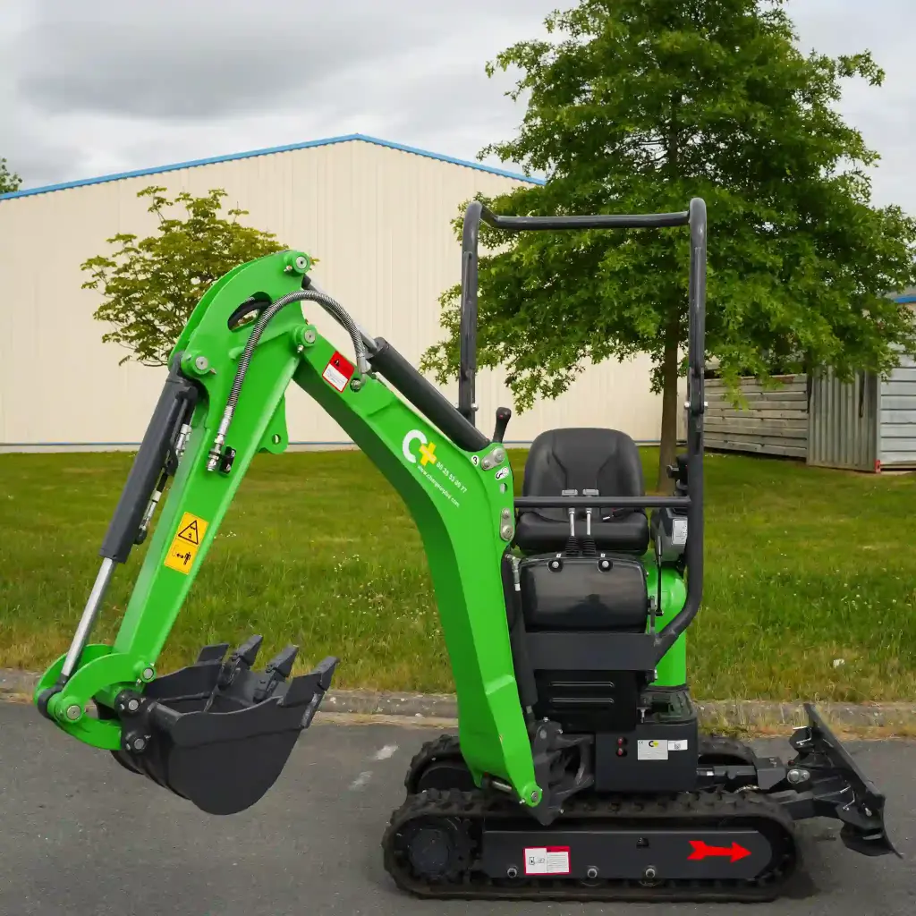 photo de face d'une cp12 de 1200kg avec le déport de flèche. La tourelle centrale n'est pas alignée avec les chenilles pour illustrer le fait qu'elle peut tourner à 360 degrés