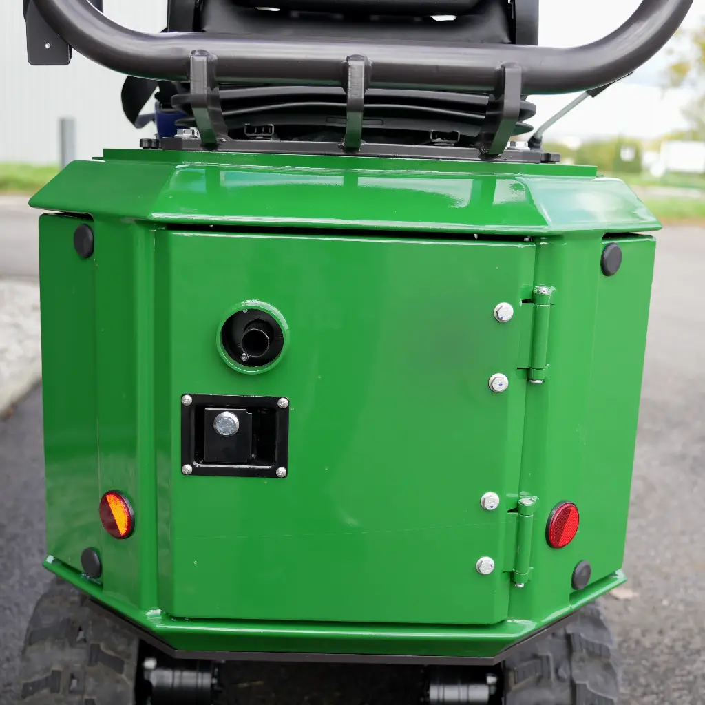 Chargeurplus vous présente un gros plan sur le carter arrière de la CP09, mettant en valeur la trappe d'accès avec ses charnières, la prise de charge, le boîtier de connexion électrique et les deux feux rouges, le tout dans une finition verte soignée.