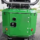 Chargeurplus vous présente un gros plan sur le carter arrière de la CP09, mettant en valeur la trappe d'accès avec ses charnières, la prise de charge, le boîtier de connexion électrique et les deux feux rouges, le tout dans une finition verte soignée.