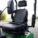 Chargeurplus vous présente un gros plan sur le poste de conduite de la CP09, mettant en valeur le siège ergonomique en similicuir noir avec appuie-tête, ceinture de sécurité, rétroviseur gauche et le joystick de commande hydraulique sur la droite.