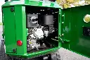 Chargeurplus vous présente un gros plan sur le compartiment moteur ouvert de la CP09, révélant le moteur thermique monocylindre avec son carburateur, son filtre à air et son échappement, logé dans un carter vert soigné avec trappe d'accès à charnières.