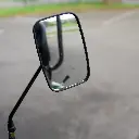 Chargeurplus vous présente un gros plan sur le rétroviseur rectangulaire de la CP09, monté sur tige métallique noire, reflétant l'environnement arrière et laissant entrevoir la carrosserie verte de la machine en bas du miroir.