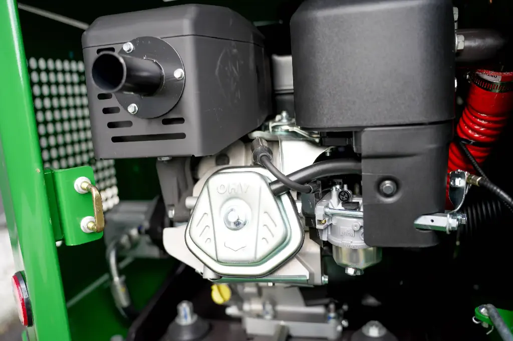 Chargeurplus: Gros plan sur le moteur thermique de la mini-pelle, mettant en évidence les principaux composants mécaniques, le système d’admission d’air et l’échappement pour une performance fiable et efficace.