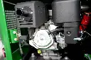 Chargeurplus: Gros plan sur le moteur thermique de la mini-pelle, mettant en évidence les principaux composants mécaniques, le système d’admission d’air et l’échappement pour une performance fiable et efficace.