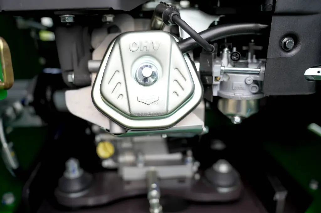Chargeurplus: Gros plan sur le moteur OHV et le système d’alimentation, mettant en évidence les composants mécaniques essentiels garantissant fiabilité, performance et facilité d’entretien.