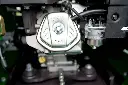 Chargeurplus: Gros plan sur le moteur OHV et le système d’alimentation, mettant en évidence les composants mécaniques essentiels garantissant fiabilité, performance et facilité d’entretien.
