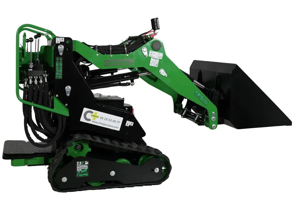 photo illustrant une mini-chargeuse de chez chargeur plus avec le godet à fond plat de 130L