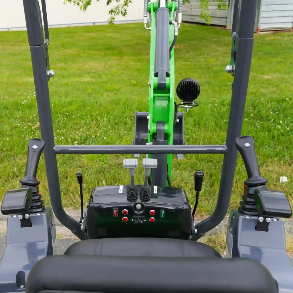 photo des manettes de la mini-pelle CP12 1200kg, on peut voir les différents joysticks