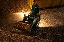 ChargeurPlus : mini-chargeur sur chenilles compact avec godet de manutention, offrant puissance, traction et précision pour le chargement et le déplacement de matériaux en vrac dans les espaces les plus exigeants.