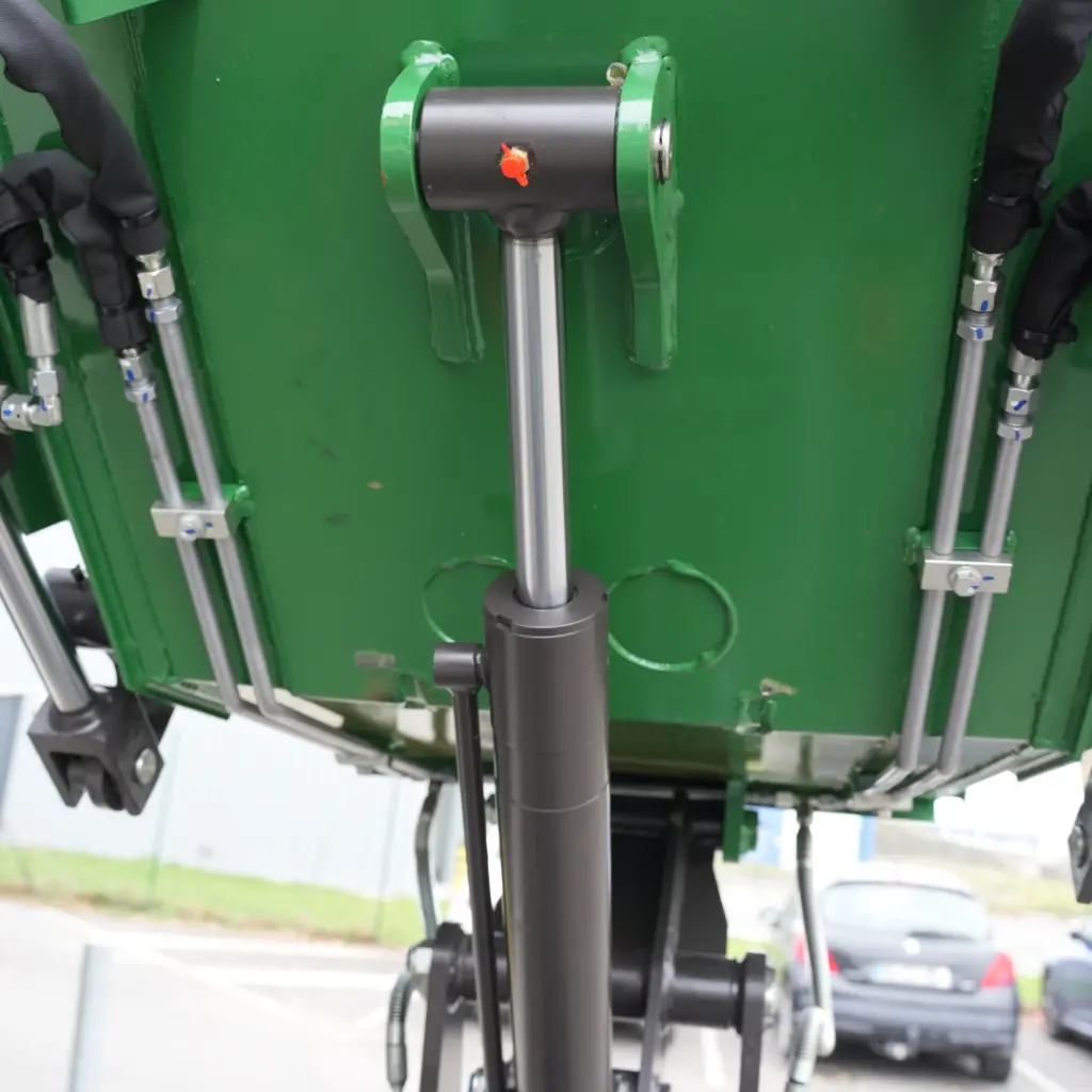 image illustrant la benne du mini dumper dpc800 de chez chargeur plus vue du dessous