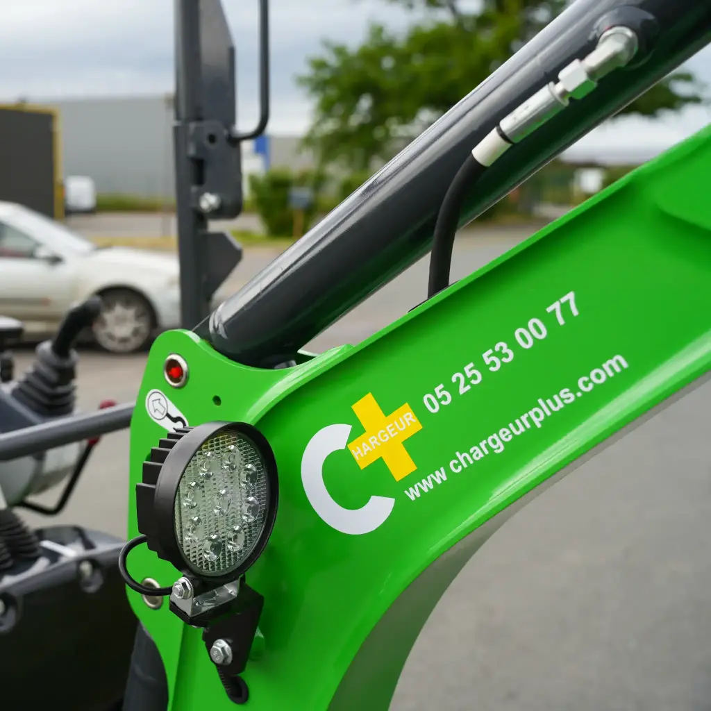 gros plan sur le logo chargeur plus et sur le phrase de la mini-pelle cp12 1200kg