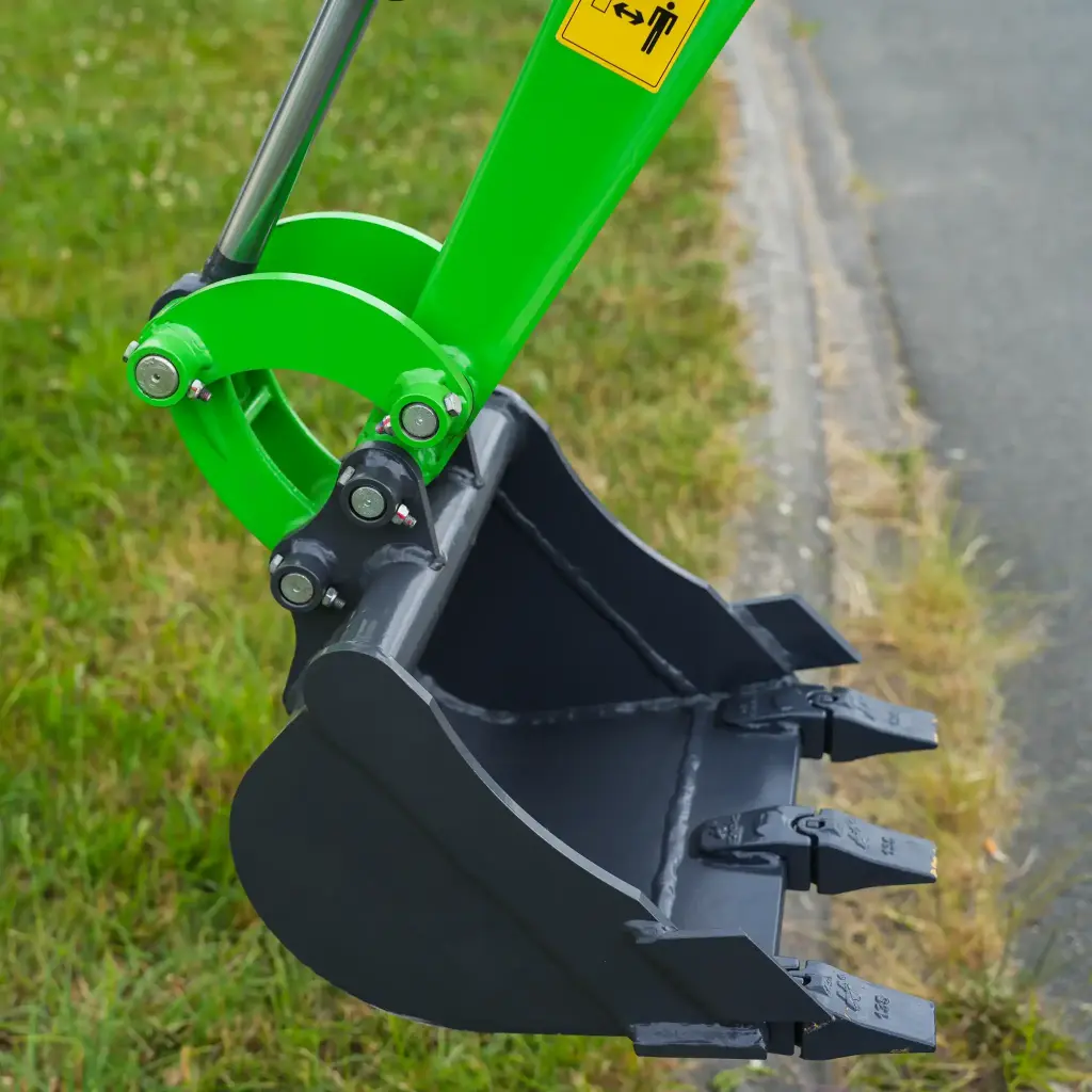 gros plan sur un godet de curage de 30cm accroché au bras d'une mini-pelle cp12  très utile sur vos chantiers curage