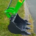 gros plan sur un godet de curage de 30cm accroché au bras d'une mini-pelle cp12  très utile sur vos chantiers curage