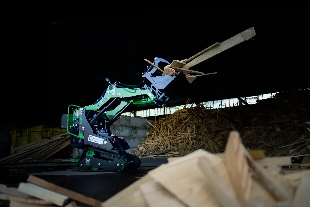 grappin multifonction attelé à la mini chargeuse mc306 de chez chargeur plus