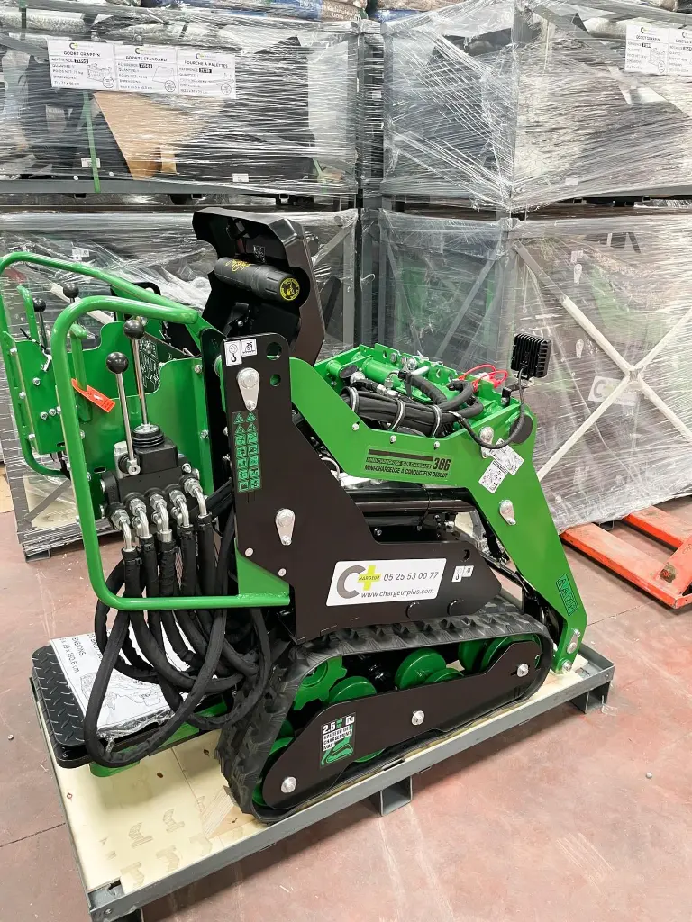 mini chargeuse mc306 de chez chargeur plus fraîchement déballée de son carton.webp