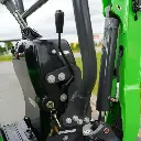 zoom de côté sur le centre de contrôle de la CP12 avec les manettes et les boutons de commande. Clés pour lancer la mini-pelle visibles.