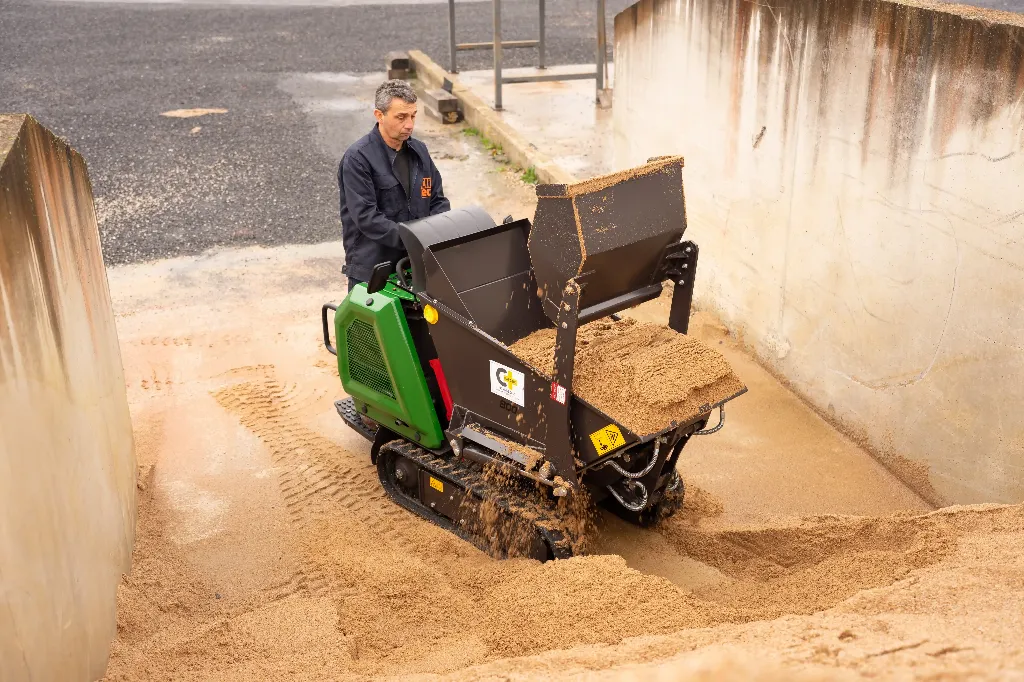 image illustrant le DPC800 de chez Chargeur Plus sur un tas de sable