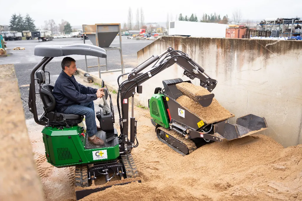 image illustrant une mini-pelle CP09 de chez CHargeur Plus en action en train de charger le dumper DP800