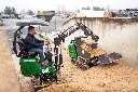 image illustrant une mini-pelle CP09 de chez CHargeur Plus en action en train de charger le dumper DP800
