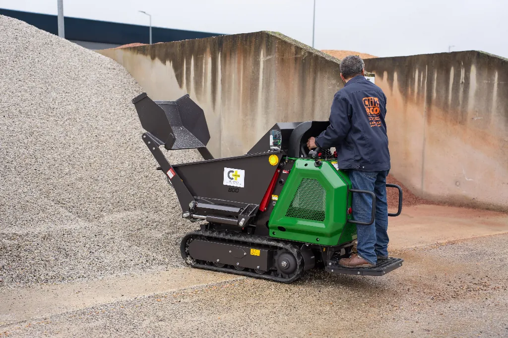 image montrant le dumper dpc800 une brouette à chenille commercialisée par Chargeur Plus, elle travaille sur un tas de concassé gravier