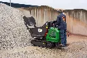 image montrant le dumper dpc800 une brouette à chenille commercialisée par Chargeur Plus, elle travaille sur un tas de concassé gravier