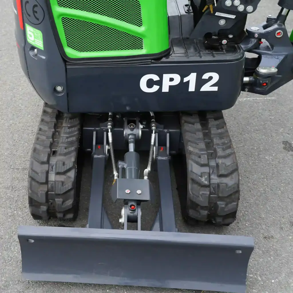 photo chenilles mini-pelle vu de haut, système de transmission et lame de la mini-pelle visible. Nom de la gamme CP12 écrit en blanc.