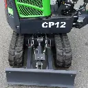 photo chenilles mini-pelle vu de haut, système de transmission et lame de la mini-pelle visible. Nom de la gamme CP12 écrit en blanc.