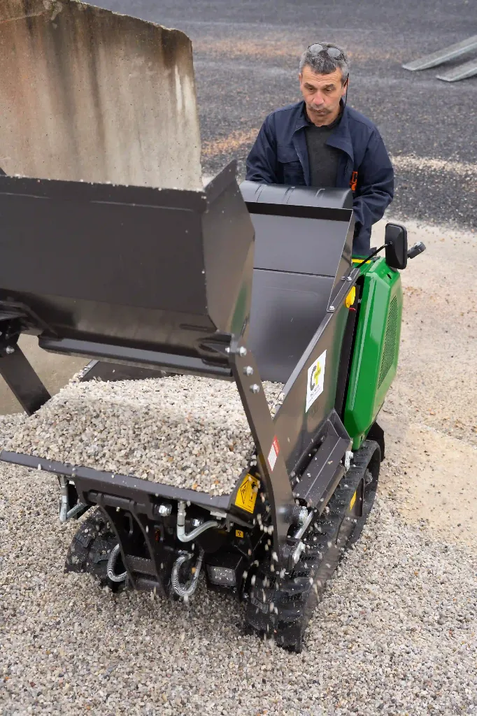 image illustrant le dpc800 une brouette à moteur avec godet auto basculant en pleine action qui charge du gravier