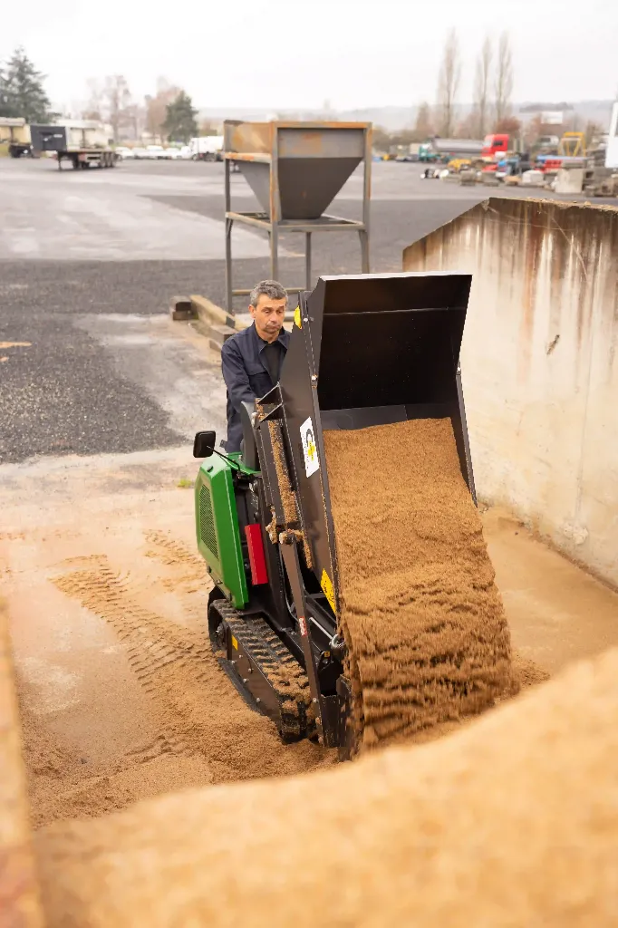 image illustrant la brouette à chenille dpc800 en train de déverser un tas de sable