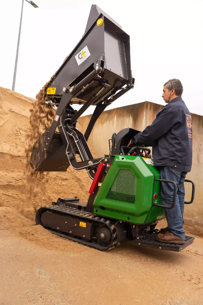 image du dpc800 en train de déverser du sable avec sa benne basculante et son godet
