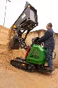 image du dpc800 en train de déverser du sable avec sa benne basculante et son godet