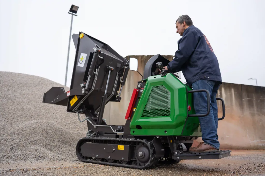 DP800 en action sur un tas de gravier, une brouette sur chenille commercialisée par chargeur plus