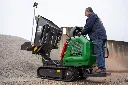 DP800 en action sur un tas de gravier, une brouette sur chenille commercialisée par chargeur plus