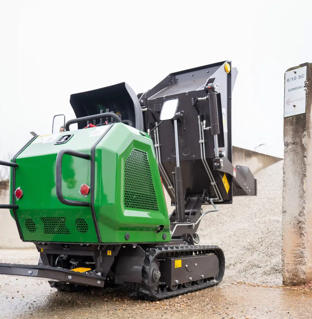 Le DP800 vue de 3/4 par l'arrière une brouette à chenille idéale pour la manutention de matériaux