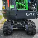 zoom sur le dos de la mini-pelle, chenilles vues de dos avec système de transmission visible