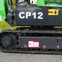 photo de côté des chenilles de la CP12, avec notice de sécurité et notice de consommation d'essence visbibles. Gamme de CP12 écrit en gros en blanc