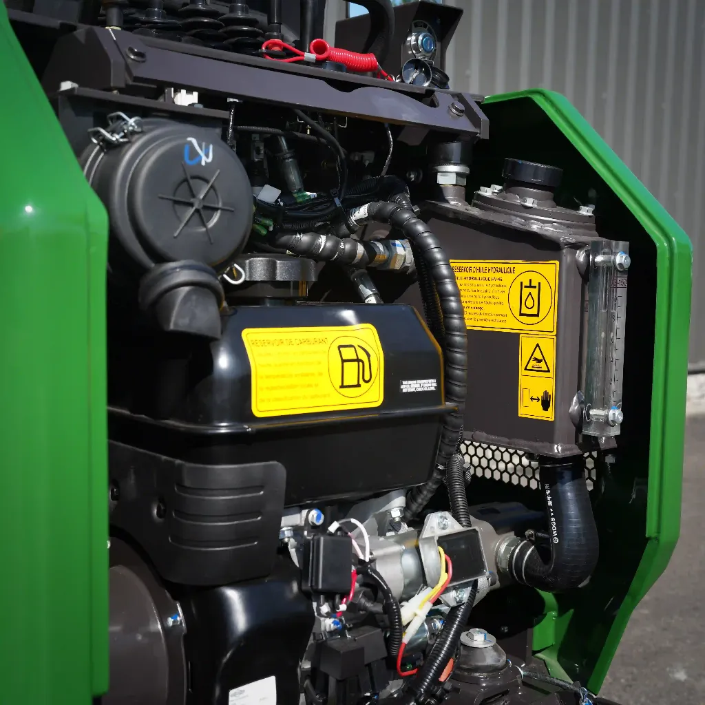 ChargeurPlus : vue détaillée du compartiment moteur, intégrant un système hydraulique haute performance et des composants facilement accessibles pour un entretien rapide et une fiabilité optimale sur chantier.