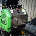 ChargeurPlus : vue arrière d’un mini-dumper sur chenilles compact, doté d’un moteur protégé, de commandes ergonomiques et d’une conception robuste pour les travaux intensifs sur chantier.
