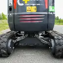 zoom sur les chenilles vues de dos. Chenilles étendues à leur largeur maximale, notice de sécurité visible.