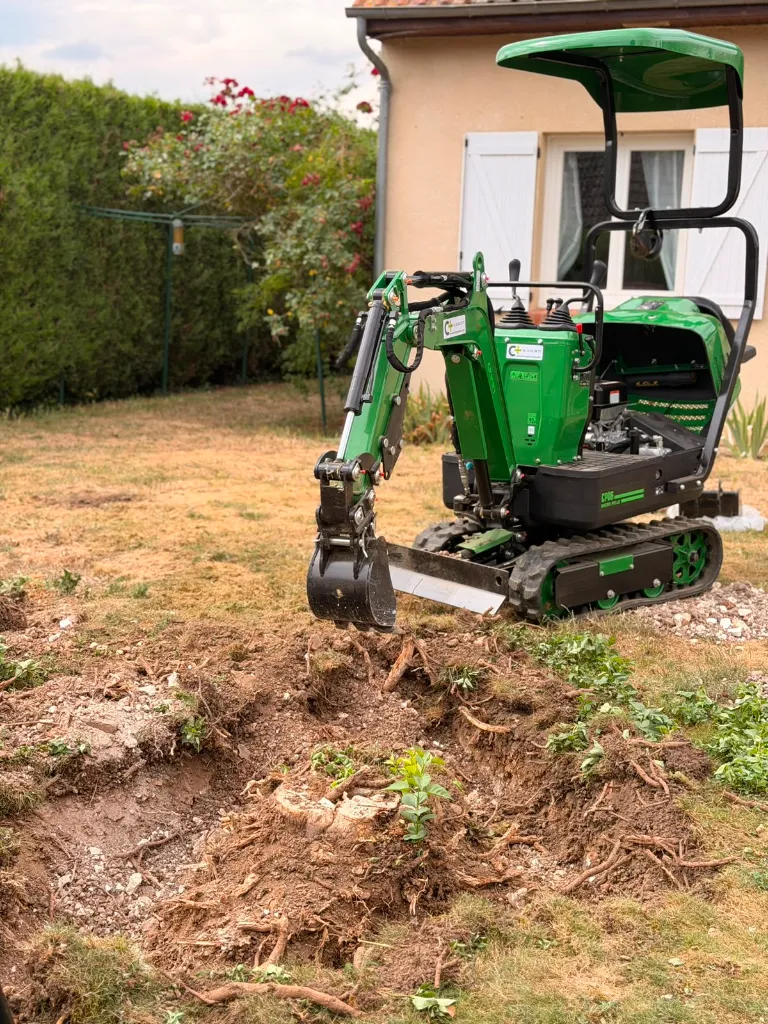 Chargeur Plus poursuit l'extraction d'une souche avec puissance et précision, tout en facilitant l'évacuation des déchets végétaux à proximité